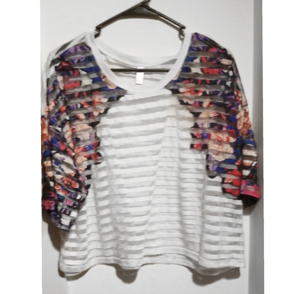 Floral print and mesh see through crop top - Picture 2 of 3